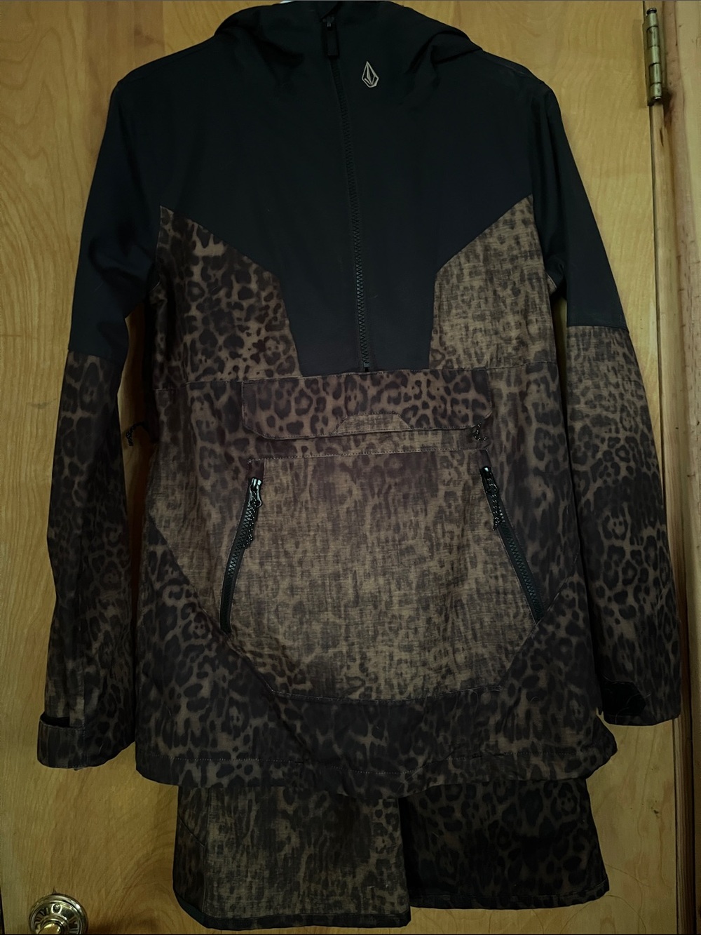 Volcom Women's Black and Brown Leopard Ski/snowboard Jacket and bib